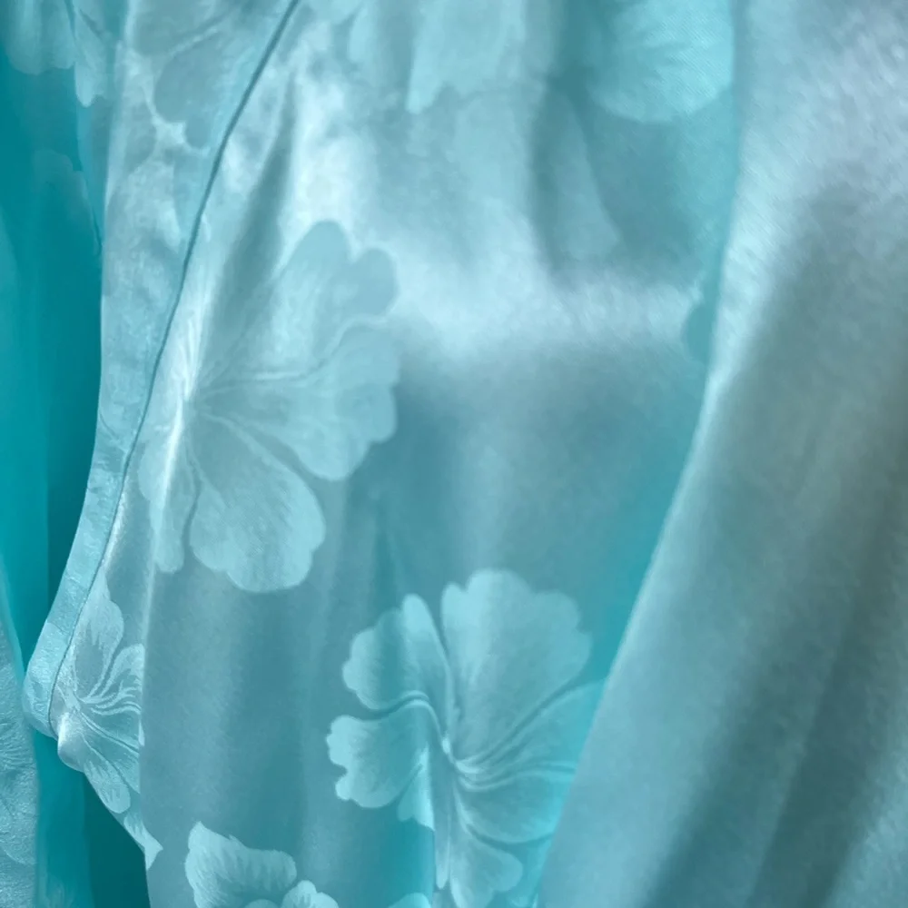 Victoria Secret Long Silky Tone on Tone Long  Sleeve Mint Green Robe Sz M/L